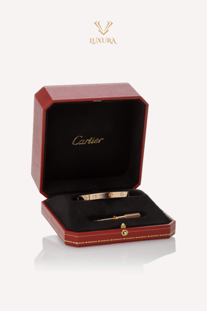 <span style="font-size: 10px; color: rgb(101, 101, 101);letter-spacing: .15em;">IN TENDINTE</span><br><strong> CARTIER </strong><br><div style="margin-top:10px; font-size:16px;">Love Bracelet Classic Model 18k Rose Gold 16 </div><br>