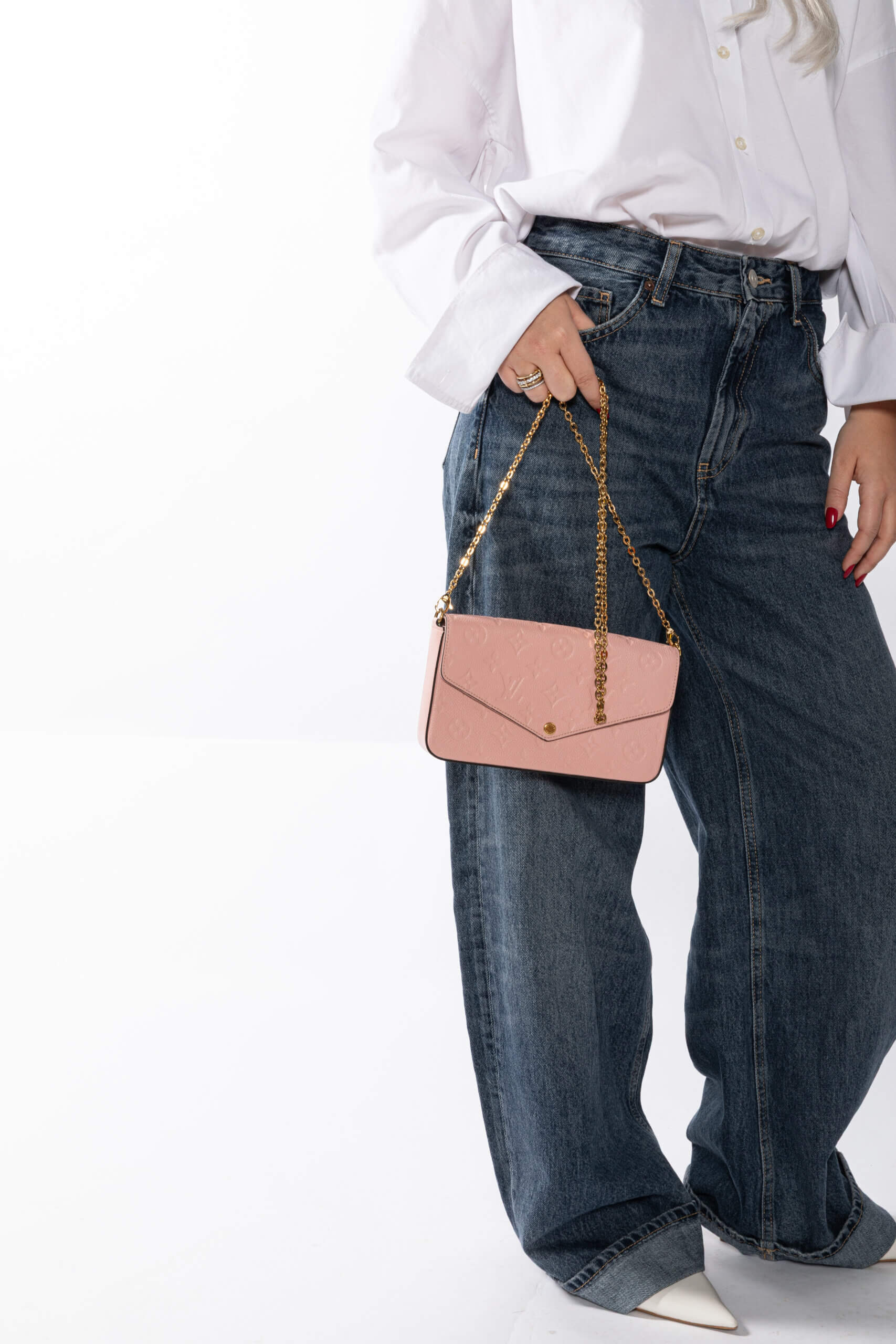 <span style="font-size: 10px; color: rgb(101, 101, 101);letter-spacing: .15em;">HARD TO FIND</span><br><strong> LOUIS VUITTON </strong><br><div style="margin-top:10px; font-size:16px;"> Felicie Pochete Monogram Empreinte Leather Rose Poudre M82608 </div><br> - Image 3