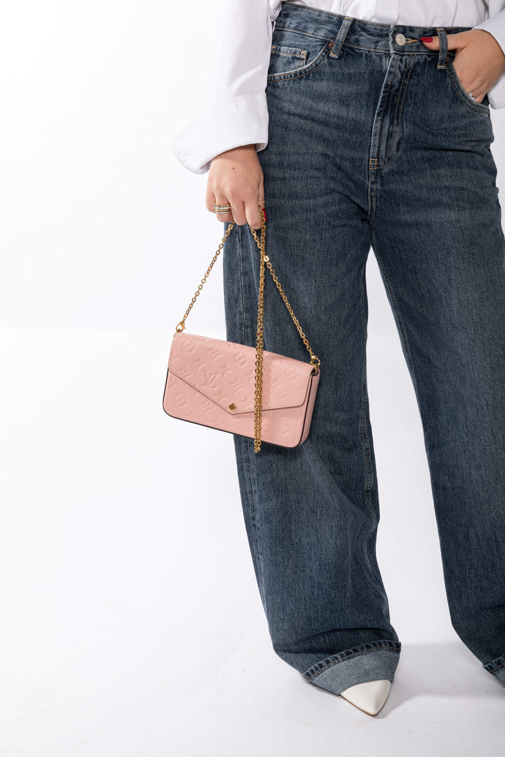 <span style="font-size: 10px; color: rgb(101, 101, 101);letter-spacing: .15em;">HARD TO FIND</span><br><strong> LOUIS VUITTON </strong><br><div style="margin-top:10px; font-size:16px;"> Felicie Pochete Monogram Empreinte Leather Rose Poudre M82608 </div><br> - Image 5