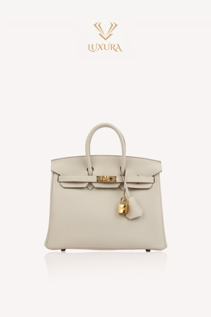 <span style="font-size: 10px; color: rgb(101, 101, 101);letter-spacing: .15em;">HARD TO FIND</span><br><strong> HERMÈS </strong><br><div style="margin-top:10px; font-size:16px;">Birkin 25 Craie Togo Gold Hardware</div><br>