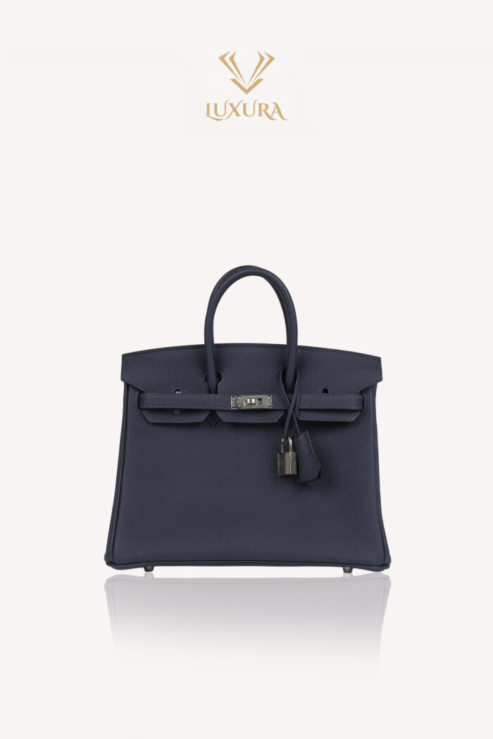 <span style="font-size: 10px; color: rgb(101, 101, 101);letter-spacing: .15em;">HARD TO FIND</span><br><strong> HERMÈS </strong><br><div style="margin-top:10px; font-size:16px;">Birkin 25 Bleu Nuit Togo Palladium Hardware</div><br>
