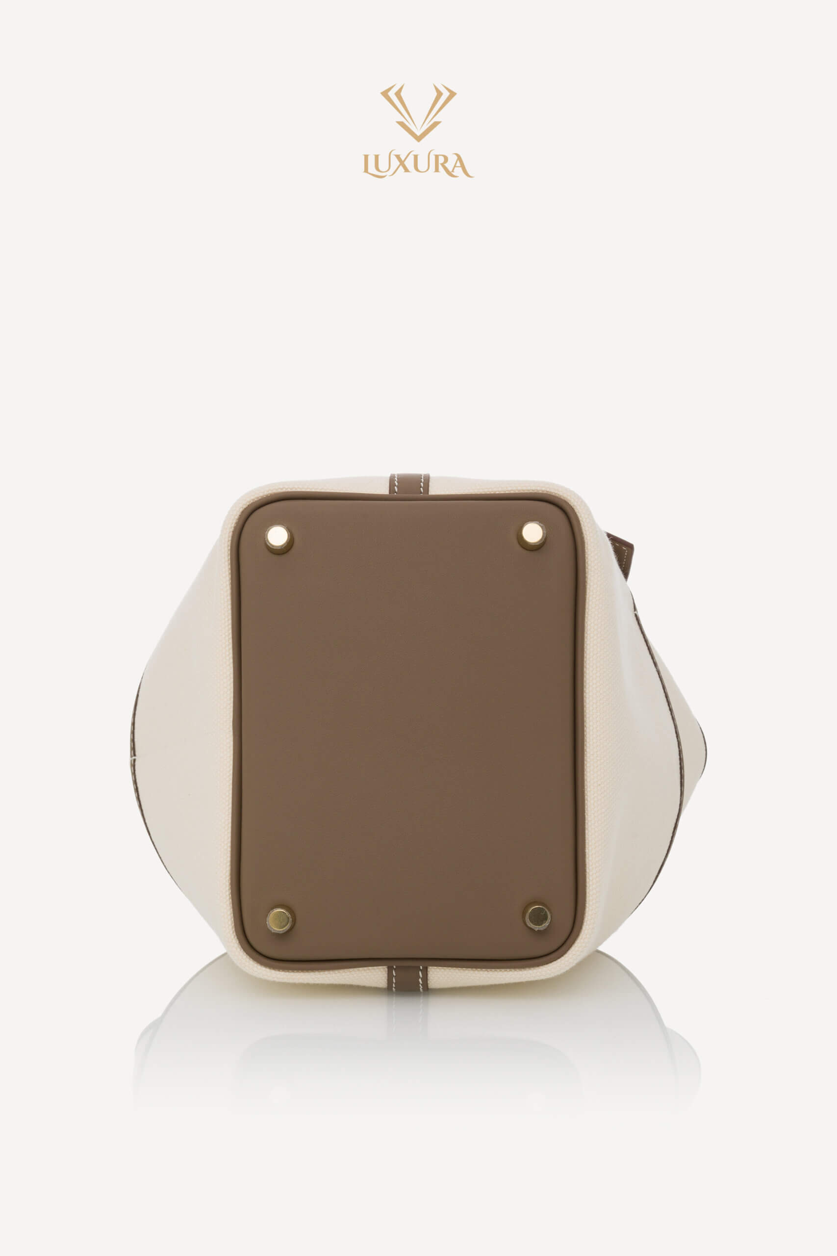 <span style="font-size: 10px; color: rgb(101, 101, 101);letter-spacing: .15em;">HARD TO FIND</span><br><strong> HERMÈS </strong><br><div style="margin-top:10px; font-size:16px;">Cargo Picotin 18 Lock Bag Canvas Swift Ecru-Etoupe Gold Hardware</div><br> - Image 17