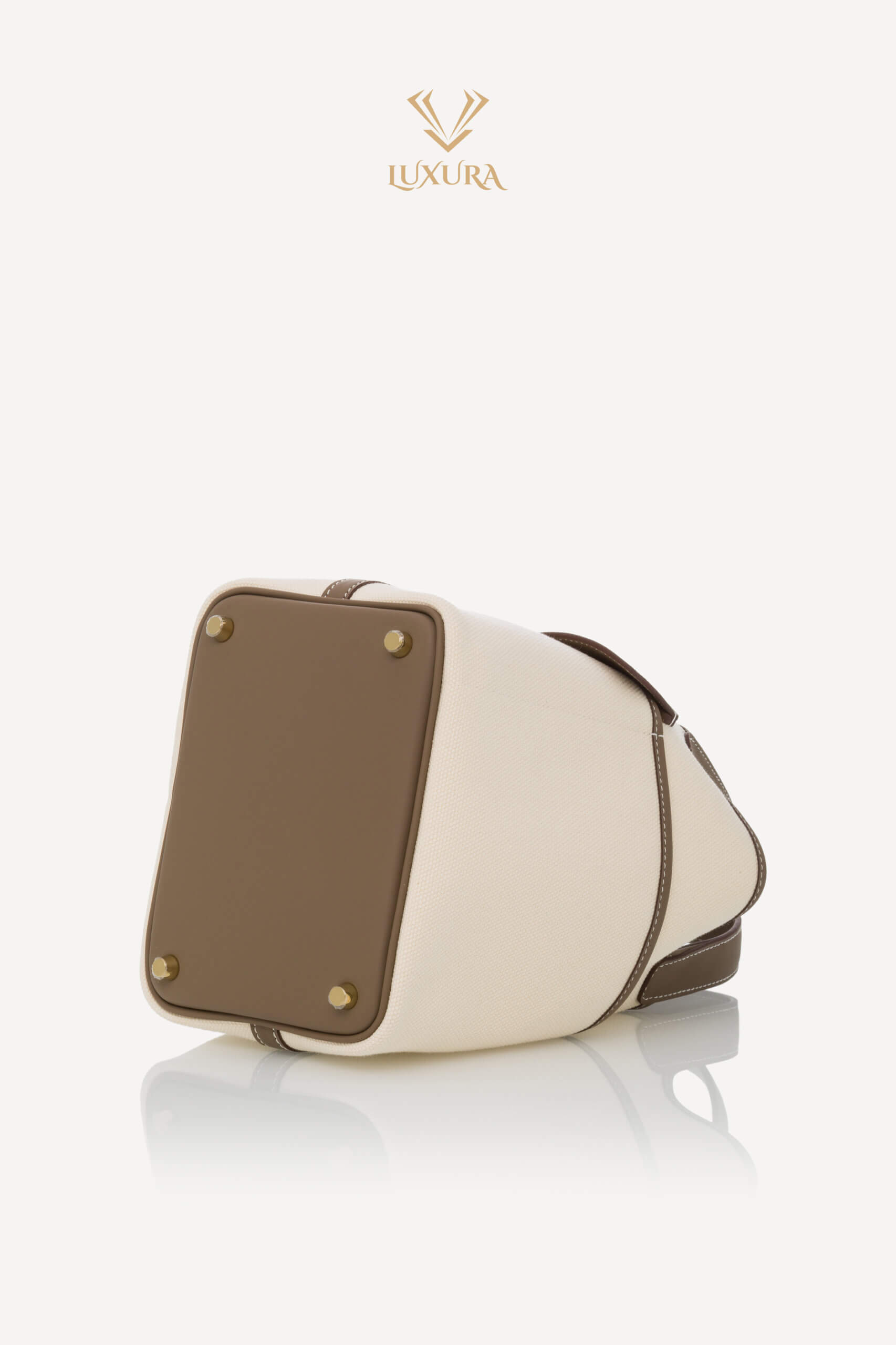 <span style="font-size: 10px; color: rgb(101, 101, 101);letter-spacing: .15em;">HARD TO FIND</span><br><strong> HERMÈS </strong><br><div style="margin-top:10px; font-size:16px;">Cargo Picotin 18 Lock Bag Canvas Swift Ecru-Etoupe Gold Hardware</div><br> - Image 18