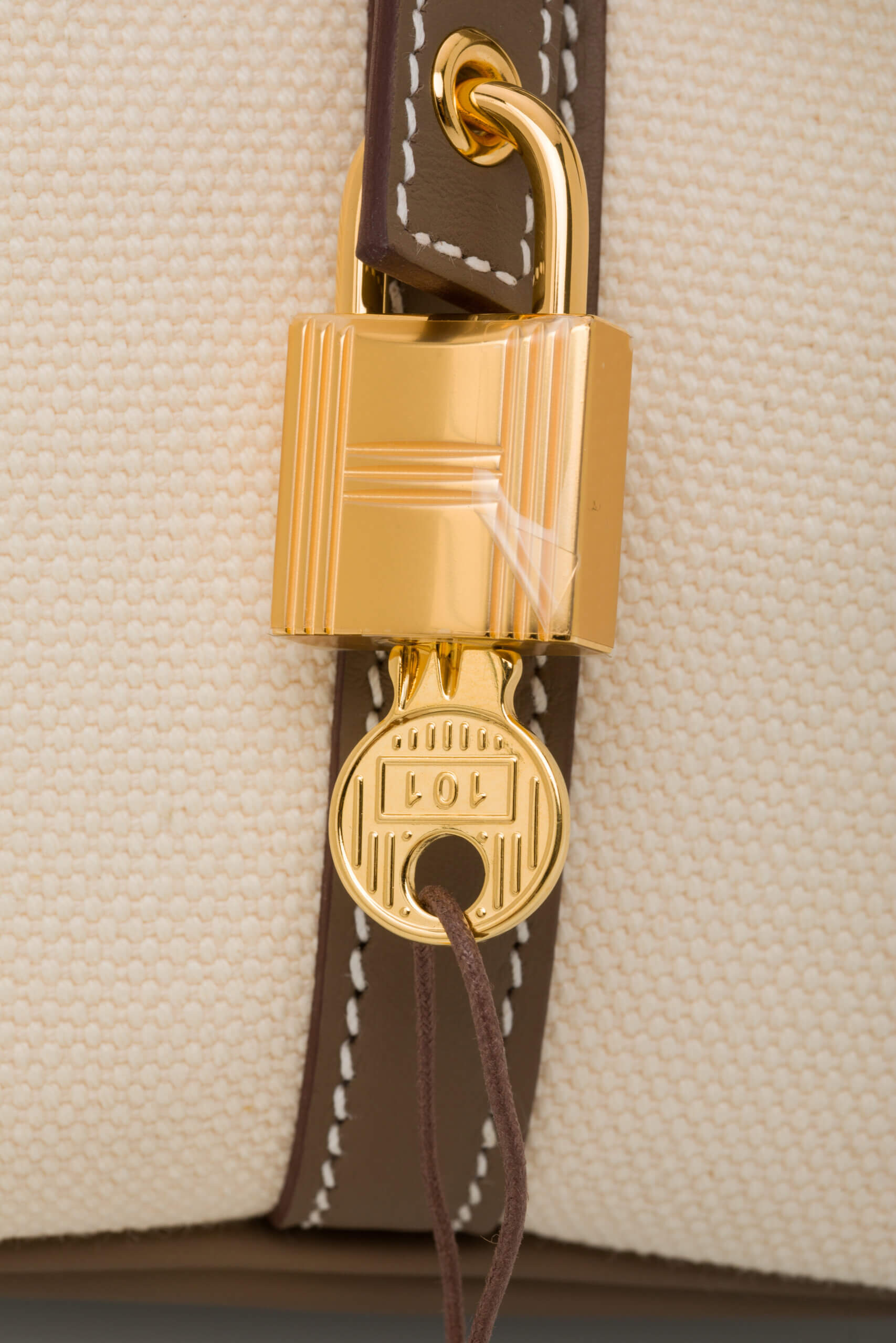 <span style="font-size: 10px; color: rgb(101, 101, 101);letter-spacing: .15em;">HARD TO FIND</span><br><strong> HERMÈS </strong><br><div style="margin-top:10px; font-size:16px;">Cargo Picotin 18 Lock Bag Canvas Swift Ecru-Etoupe Gold Hardware</div><br> - Image 9