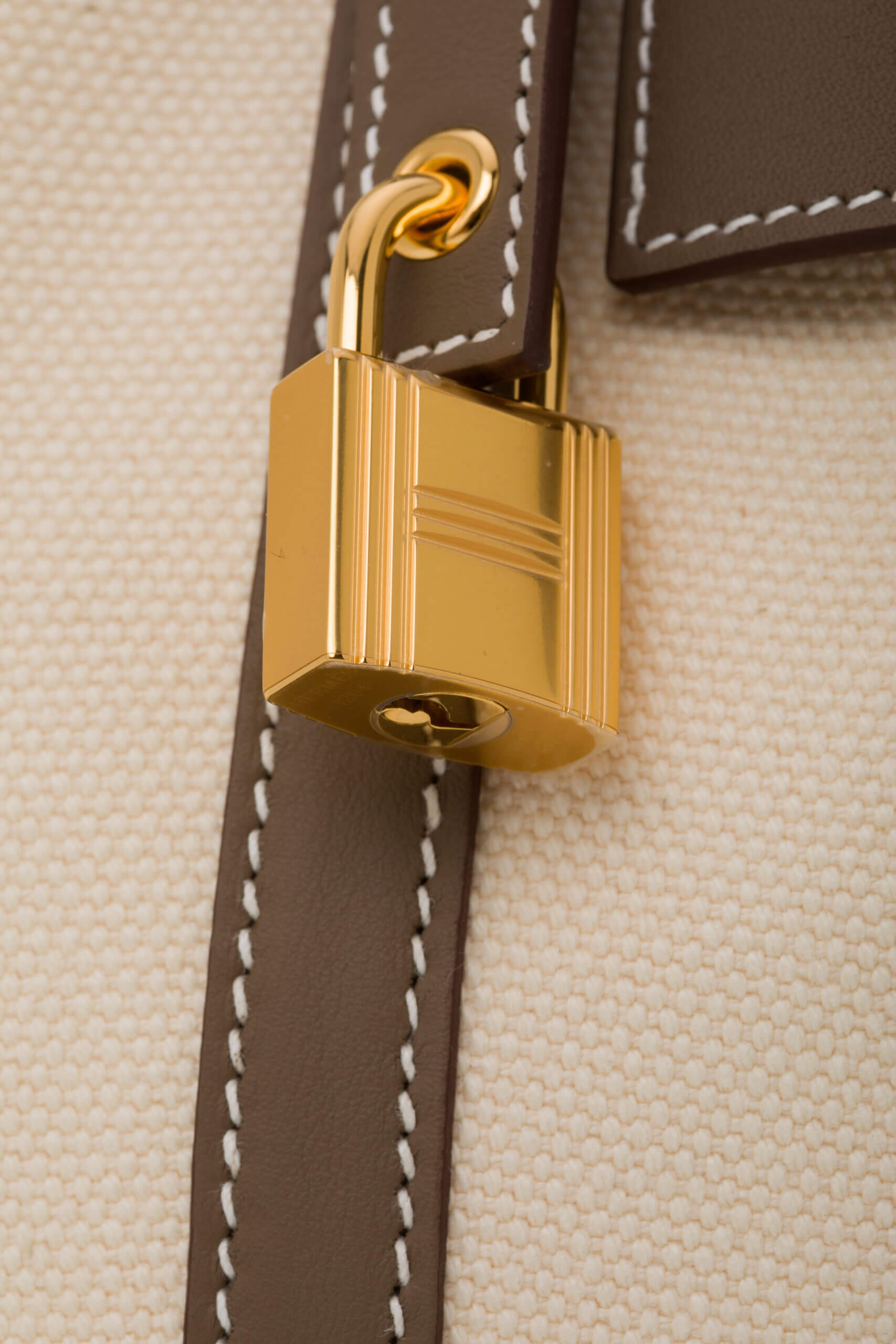 <span style="font-size: 10px; color: rgb(101, 101, 101);letter-spacing: .15em;">HARD TO FIND</span><br><strong> HERMÈS </strong><br><div style="margin-top:10px; font-size:16px;">Cargo Picotin 18 Lock Bag Canvas Swift Ecru-Etoupe Gold Hardware</div><br> - Image 10