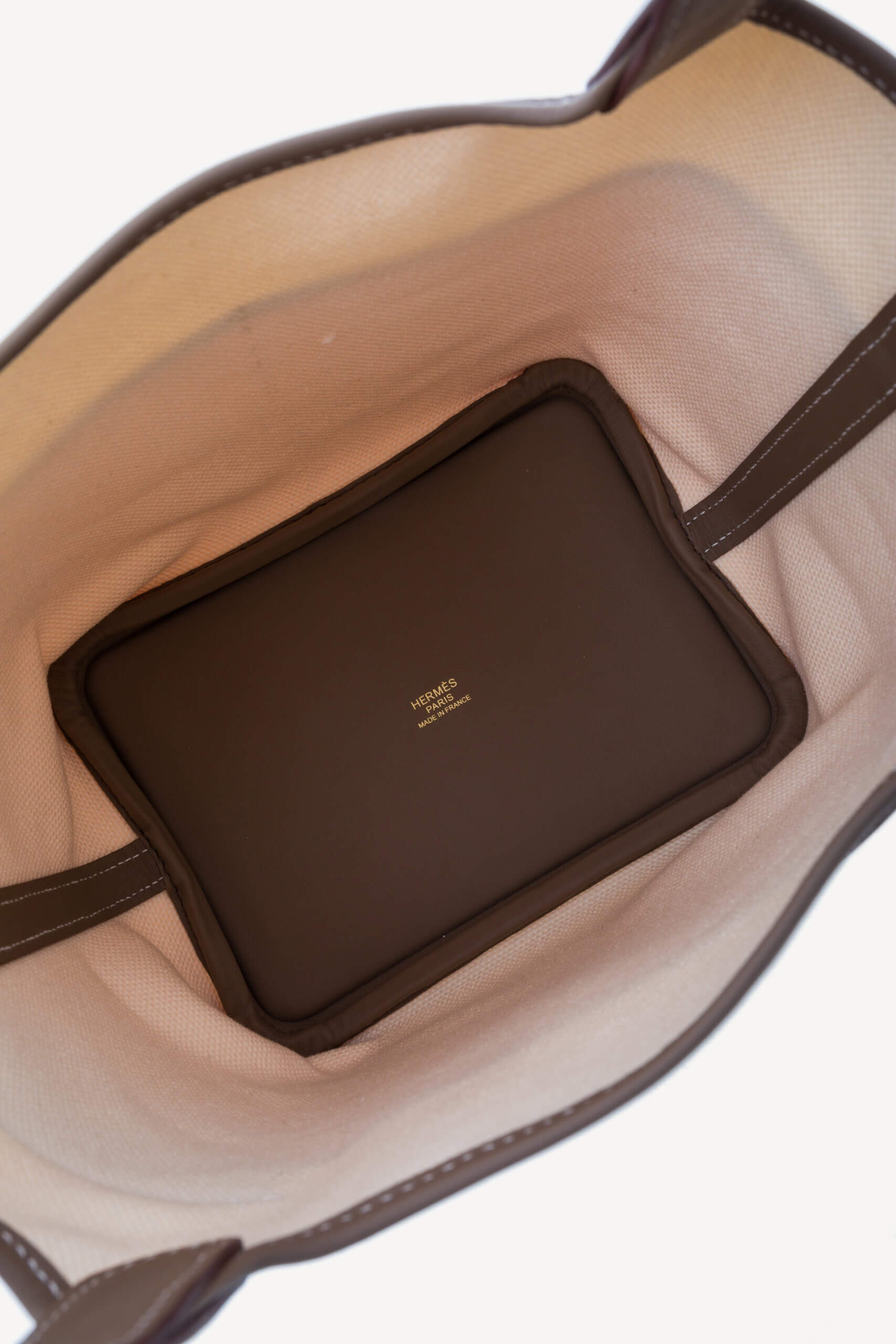 <span style="font-size: 10px; color: rgb(101, 101, 101);letter-spacing: .15em;">HARD TO FIND</span><br><strong> HERMÈS </strong><br><div style="margin-top:10px; font-size:16px;">Cargo Picotin 18 Lock Bag Canvas Swift Ecru-Etoupe Gold Hardware</div><br> - Image 8