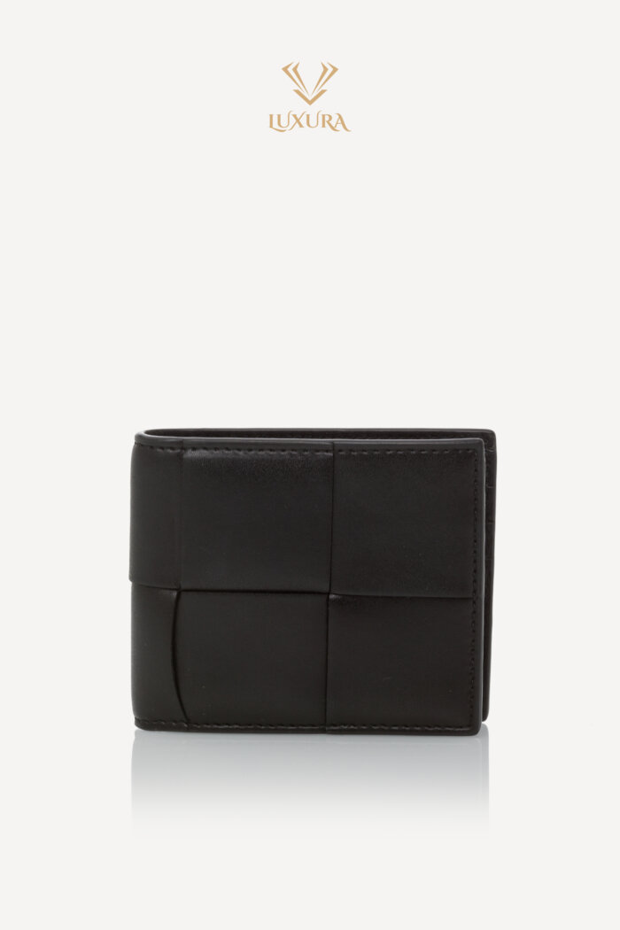 <span style="font-size: 10px; color: rgb(101, 101, 101);letter-spacing: .15em;"> IN TENDINTE </span><br><strong> BOTTEGA </strong><br><div style="margin-top:10px; font-size:16px;"> Cassette Slim Bi-Fold Wallet </div><br>