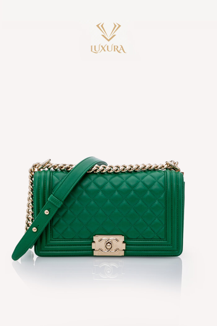<span style="font-size: 10px;letter-spacing: .15em">HARD TO FIND</span><br> <strong>CHANEL</strong><br> <div style="margin-top:10px;font-size:16px">Boy Medium Flap Bag Lambskin Green</div><br>