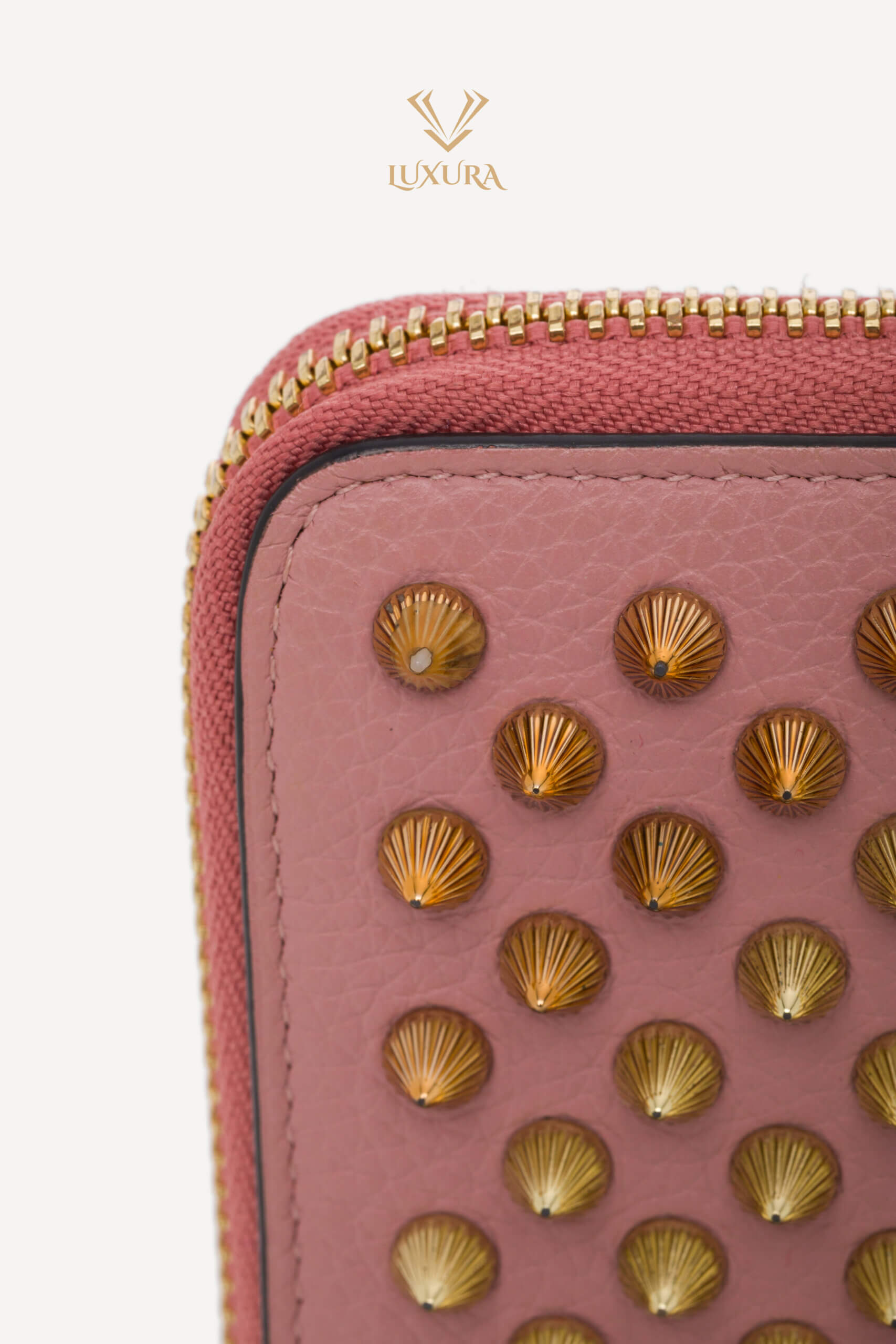 <span style="font-size: 10px; color: rgb(101, 101, 101);letter-spacing: .15em;">BEST DEAL</span><br><strong> CHRISTIAN LOUBOUTIN </strong><br><div style="margin-top:10px; font-size:16px;">Panettone Wallet Zip Around Studs Pink Leather</div><br> - Image 14