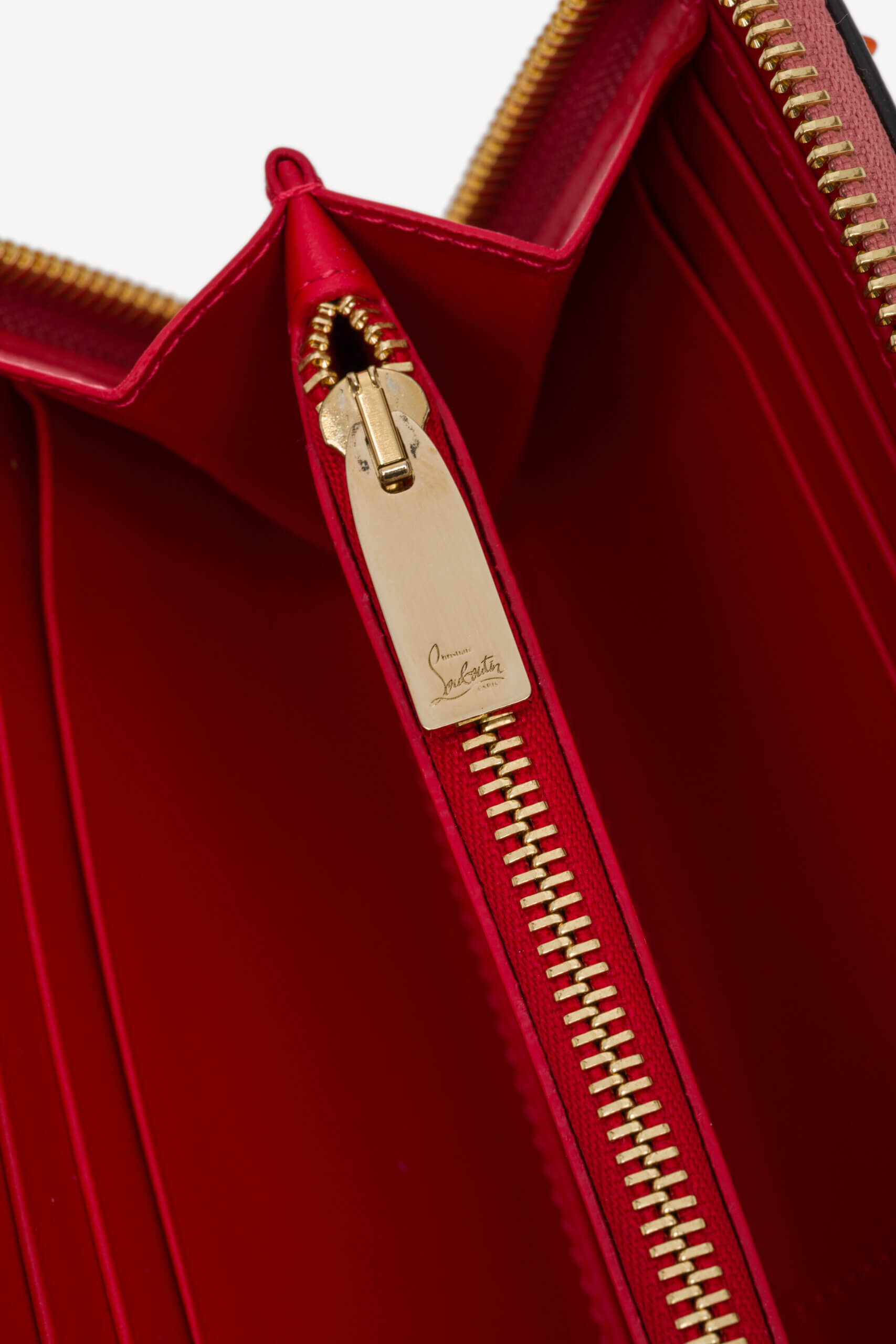 <span style="font-size: 10px; color: rgb(101, 101, 101);letter-spacing: .15em;">BEST DEAL</span><br><strong> CHRISTIAN LOUBOUTIN </strong><br><div style="margin-top:10px; font-size:16px;">Panettone Wallet Zip Around Studs Pink Leather</div><br> - Image 11