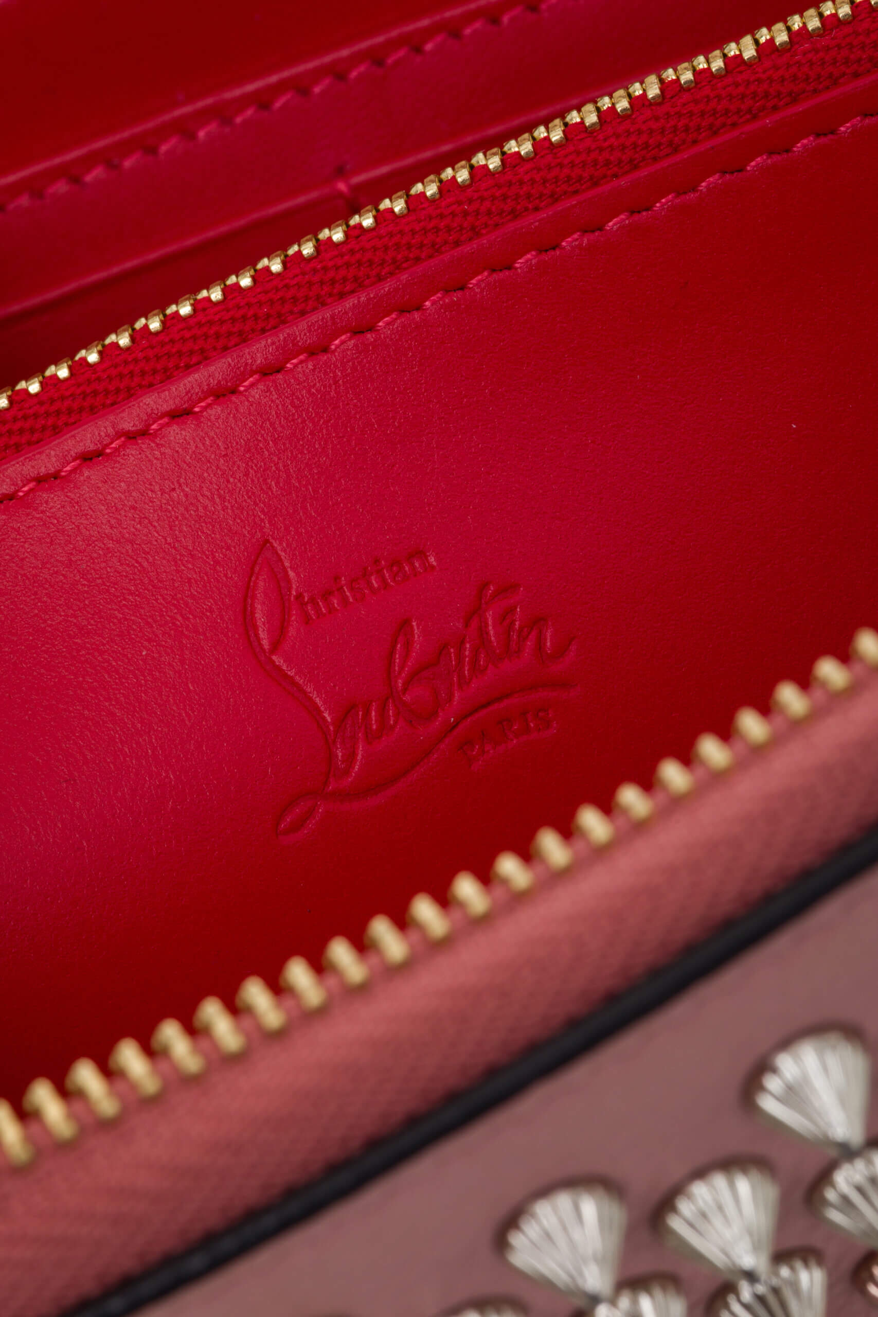 <span style="font-size: 10px; color: rgb(101, 101, 101);letter-spacing: .15em;">BEST DEAL</span><br><strong> CHRISTIAN LOUBOUTIN </strong><br><div style="margin-top:10px; font-size:16px;">Panettone Wallet Zip Around Studs Pink Leather</div><br> - Image 13