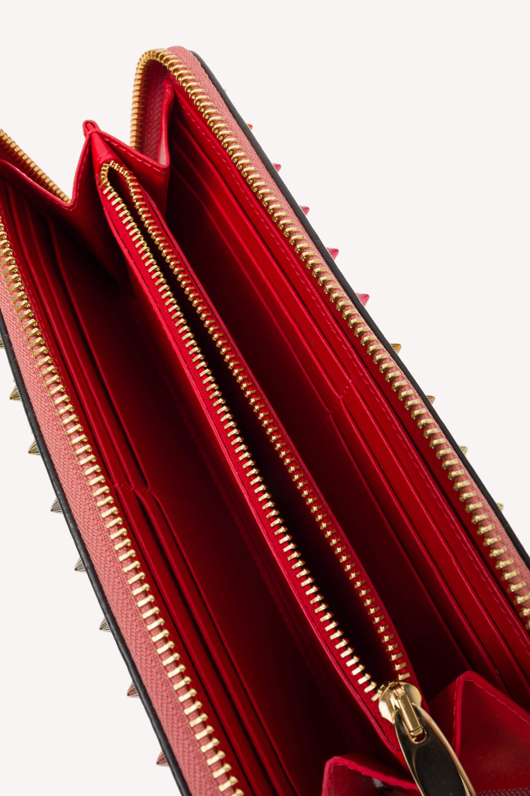 <span style="font-size: 10px; color: rgb(101, 101, 101);letter-spacing: .15em;">BEST DEAL</span><br><strong> CHRISTIAN LOUBOUTIN </strong><br><div style="margin-top:10px; font-size:16px;">Panettone Wallet Zip Around Studs Pink Leather</div><br> - Image 7