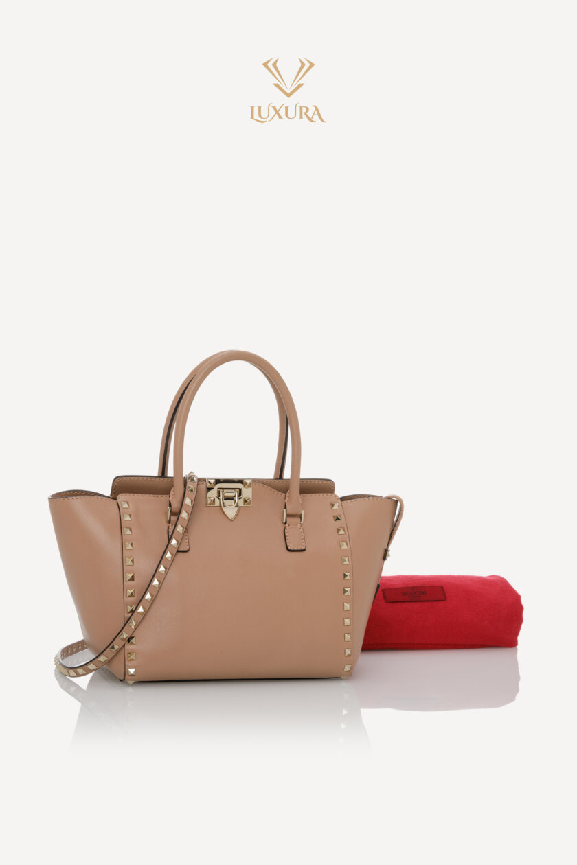 <span style="font-size: 10px; color: rgb(101, 101, 101);letter-spacing: .15em;">BEST DEAL</span><br><strong> VALENTINO </strong><br><div style="margin-top:10px; font-size:16px;">Vitello Small Rockstud Double Handle Tote Soft Noisette </div><br> - Image 2