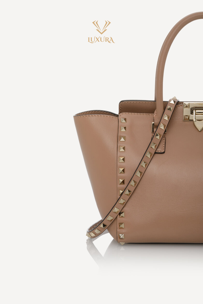 <span style="font-size: 10px; color: rgb(101, 101, 101);letter-spacing: .15em;">BEST DEAL</span><br><strong> VALENTINO </strong><br><div style="margin-top:10px; font-size:16px;">Vitello Small Rockstud Double Handle Tote Soft Noisette </div><br> - Image 7