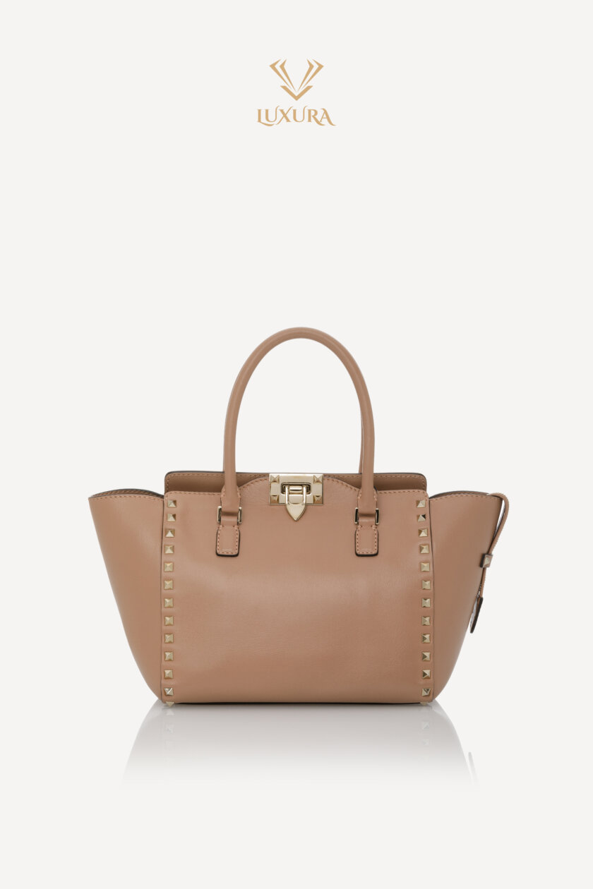 <span style="font-size: 10px; color: rgb(101, 101, 101);letter-spacing: .15em;">BEST DEAL</span><br><strong> VALENTINO </strong><br><div style="margin-top:10px; font-size:16px;">Vitello Small Rockstud Double Handle Tote Soft Noisette </div><br> - Image 4