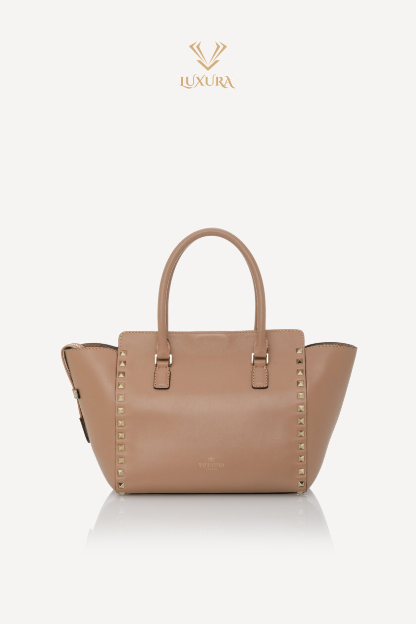 <span style="font-size: 10px; color: rgb(101, 101, 101);letter-spacing: .15em;">BEST DEAL</span><br><strong> VALENTINO </strong><br><div style="margin-top:10px; font-size:16px;">Vitello Small Rockstud Double Handle Tote Soft Noisette </div><br> - Image 5