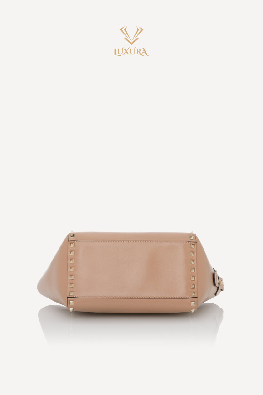 <span style="font-size: 10px; color: rgb(101, 101, 101);letter-spacing: .15em;">BEST DEAL</span><br><strong> VALENTINO </strong><br><div style="margin-top:10px; font-size:16px;">Vitello Small Rockstud Double Handle Tote Soft Noisette </div><br> - Image 22
