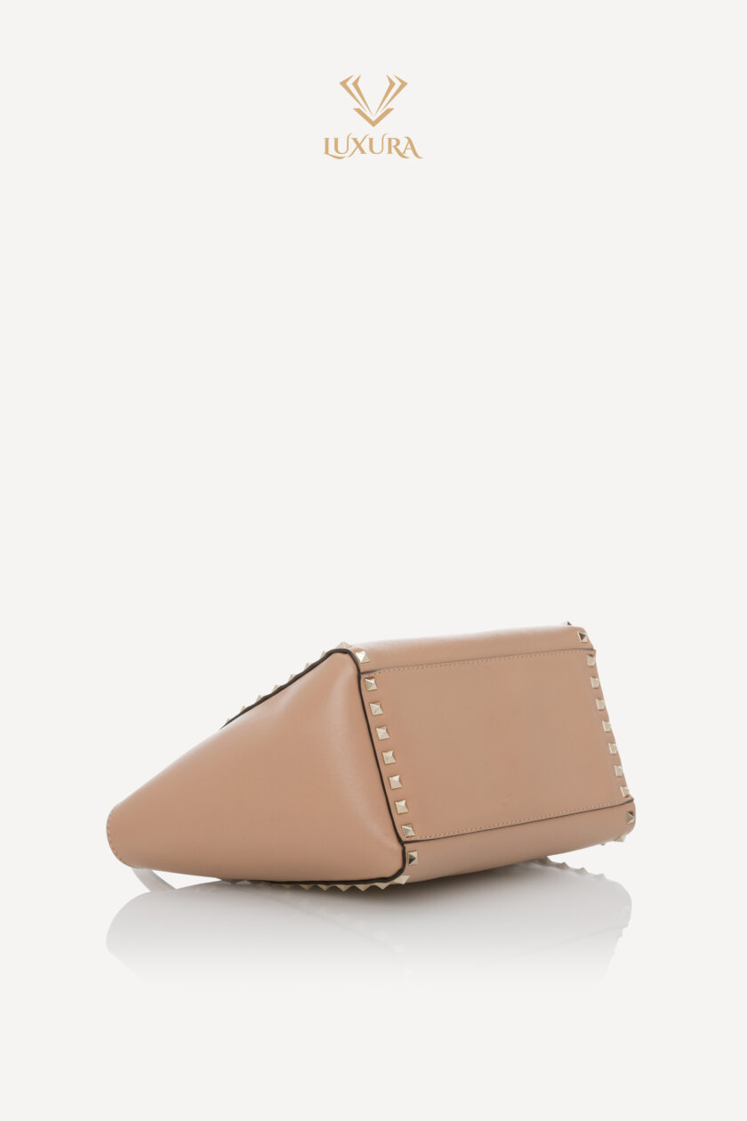 <span style="font-size: 10px; color: rgb(101, 101, 101);letter-spacing: .15em;">BEST DEAL</span><br><strong> VALENTINO </strong><br><div style="margin-top:10px; font-size:16px;">Vitello Small Rockstud Double Handle Tote Soft Noisette </div><br> - Image 21