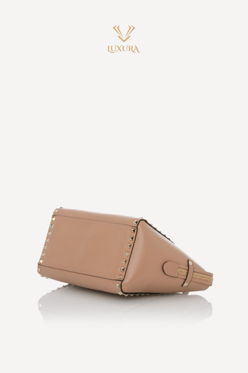 <span style="font-size: 10px; color: rgb(101, 101, 101);letter-spacing: .15em;">BEST DEAL</span><br><strong> VALENTINO </strong><br><div style="margin-top:10px; font-size:16px;">Vitello Small Rockstud Double Handle Tote Soft Noisette </div><br> - Image 23
