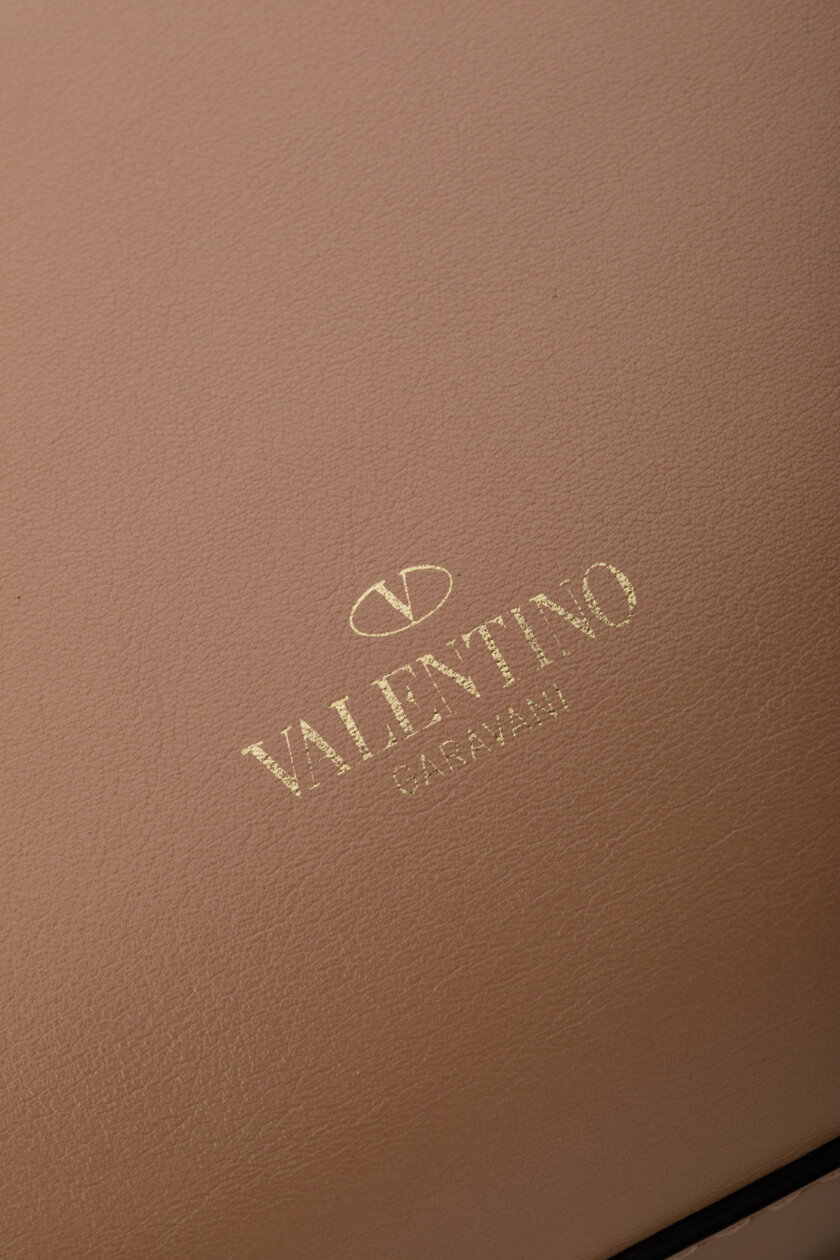 <span style="font-size: 10px; color: rgb(101, 101, 101);letter-spacing: .15em;">BEST DEAL</span><br><strong> VALENTINO </strong><br><div style="margin-top:10px; font-size:16px;">Vitello Small Rockstud Double Handle Tote Soft Noisette </div><br> - Image 12
