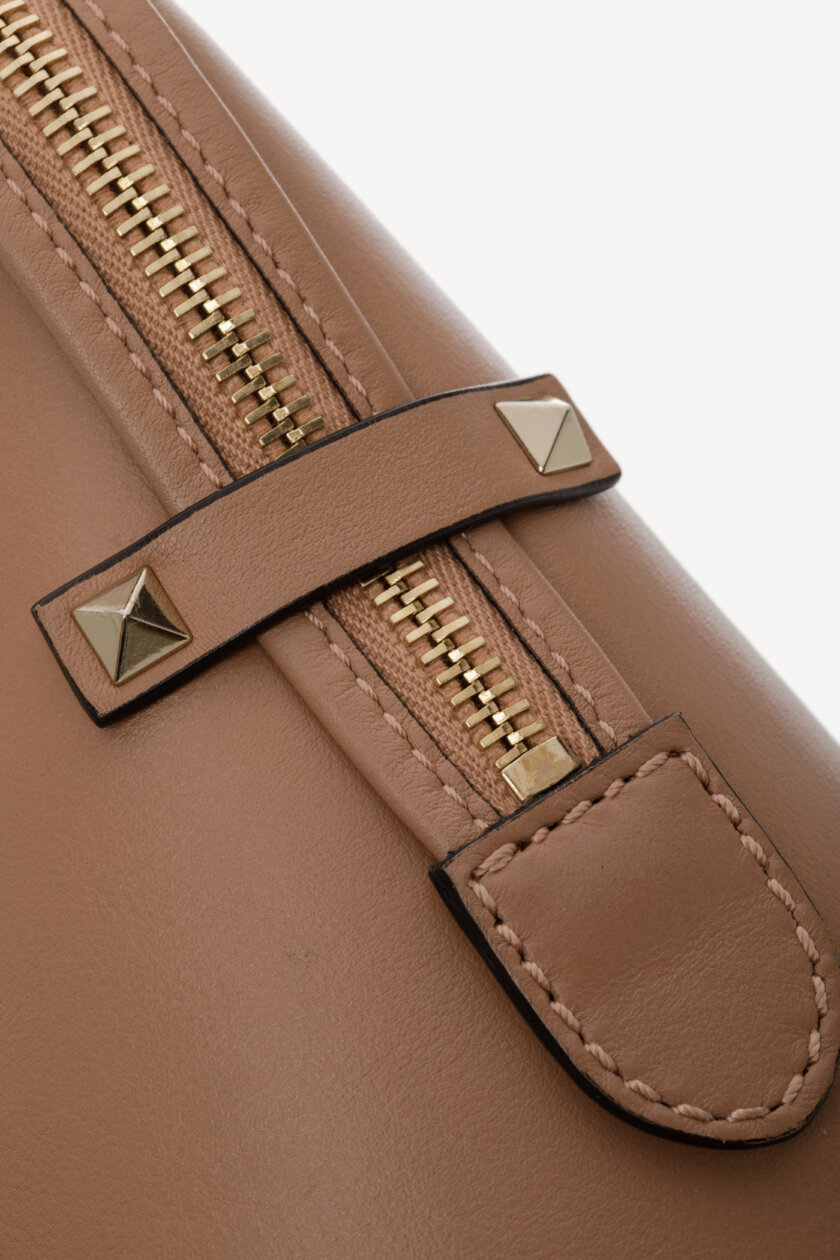 <span style="font-size: 10px; color: rgb(101, 101, 101);letter-spacing: .15em;">BEST DEAL</span><br><strong> VALENTINO </strong><br><div style="margin-top:10px; font-size:16px;">Vitello Small Rockstud Double Handle Tote Soft Noisette </div><br> - Image 13
