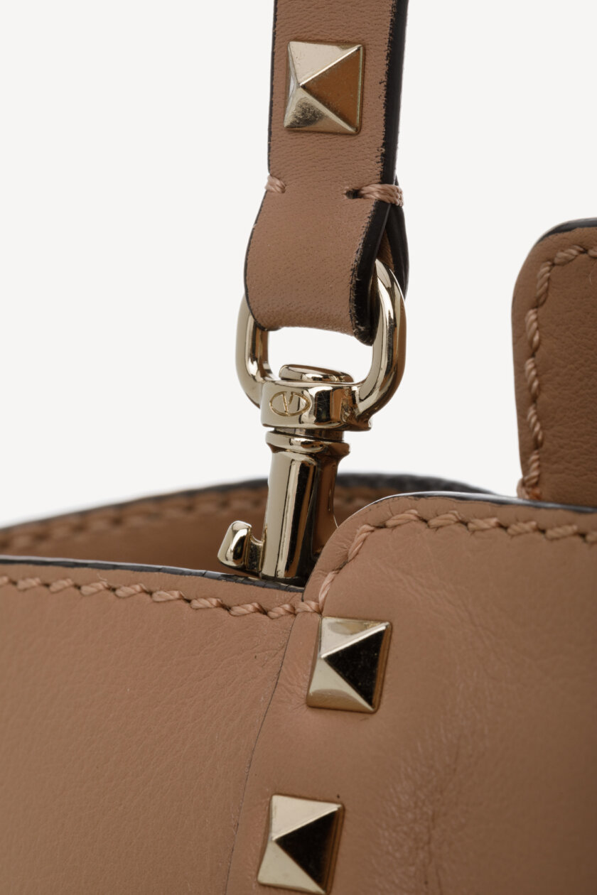 <span style="font-size: 10px; color: rgb(101, 101, 101);letter-spacing: .15em;">BEST DEAL</span><br><strong> VALENTINO </strong><br><div style="margin-top:10px; font-size:16px;">Vitello Small Rockstud Double Handle Tote Soft Noisette </div><br> - Image 18