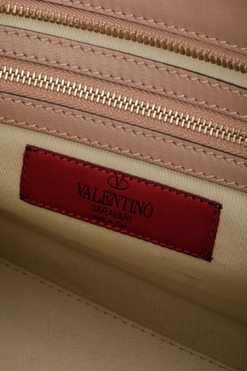 <span style="font-size: 10px; color: rgb(101, 101, 101);letter-spacing: .15em;">BEST DEAL</span><br><strong> VALENTINO </strong><br><div style="margin-top:10px; font-size:16px;">Vitello Small Rockstud Double Handle Tote Soft Noisette </div><br> - Image 17