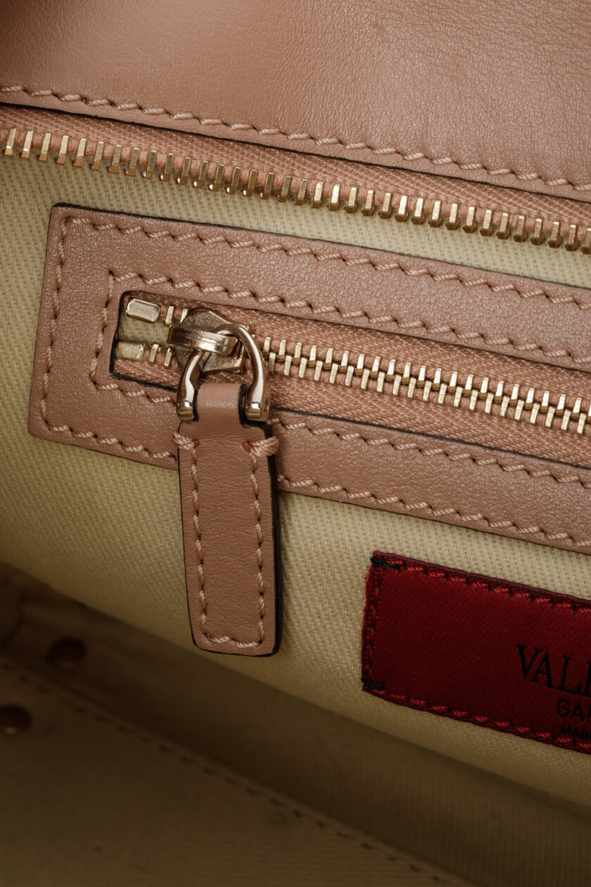 <span style="font-size: 10px; color: rgb(101, 101, 101);letter-spacing: .15em;">BEST DEAL</span><br><strong> VALENTINO </strong><br><div style="margin-top:10px; font-size:16px;">Vitello Small Rockstud Double Handle Tote Soft Noisette </div><br> - Image 15