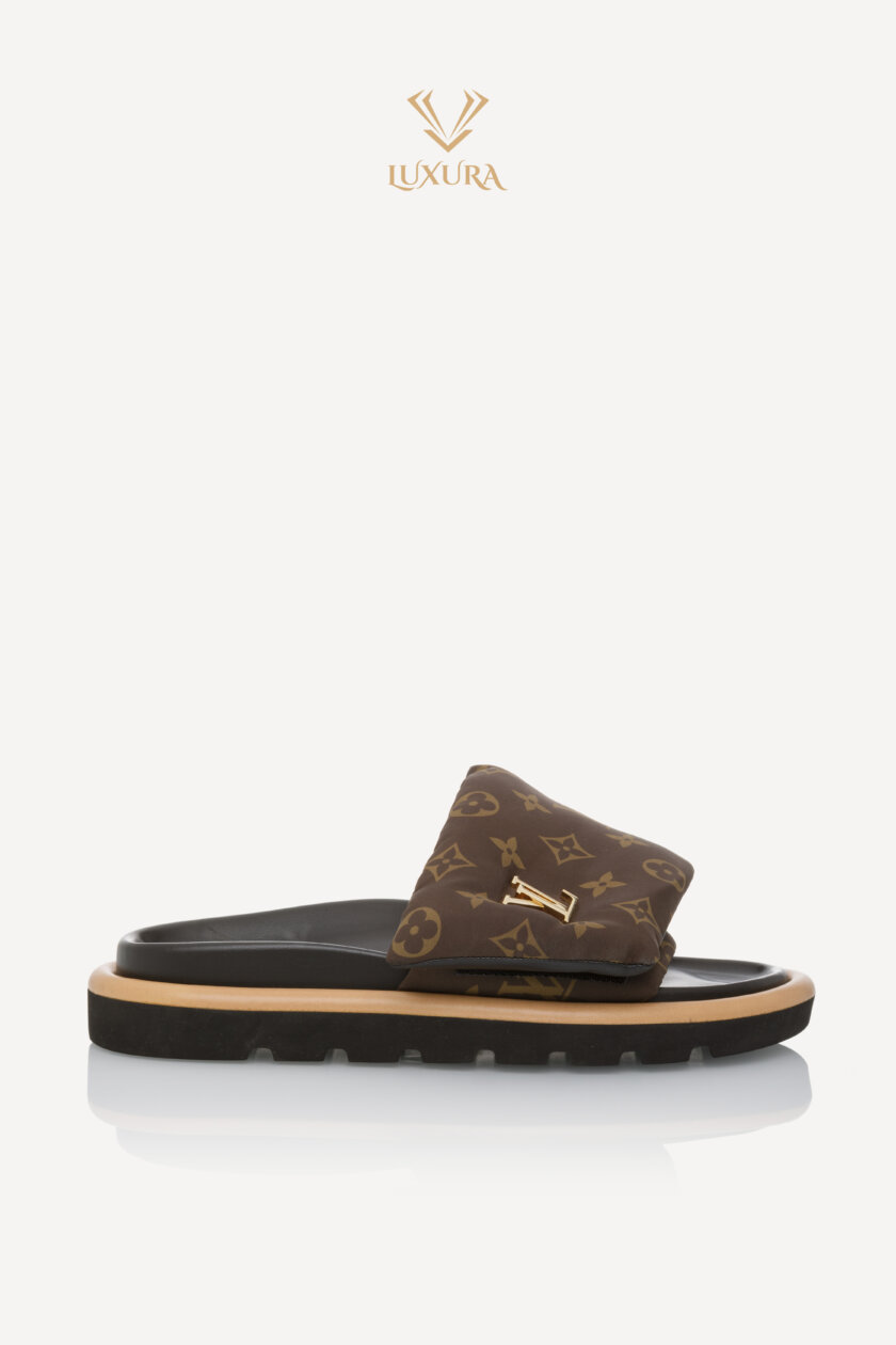 <span style="font-size: 10px; color: rgb(101, 101, 101);letter-spacing: .15em;">NEW COLLECTION</span><br><strong>LOUIS VUITTON </strong><br><div style="margin-top:10px; font-size:16px;">Pool Pillow Flat Comfort Mules 38</div><br>