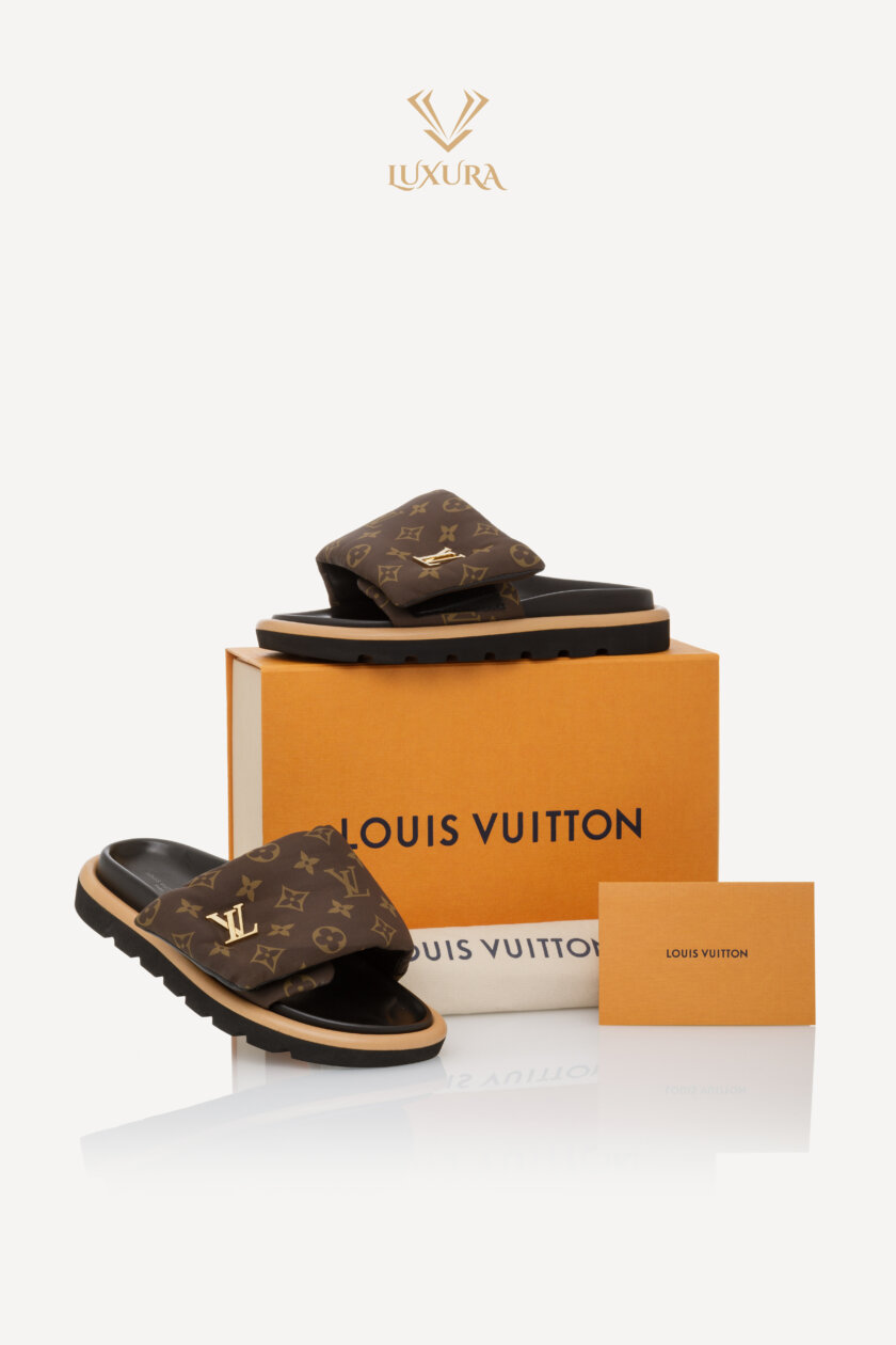 <span style="font-size: 10px; color: rgb(101, 101, 101);letter-spacing: .15em;">NEW COLLECTION</span><br><strong>LOUIS VUITTON </strong><br><div style="margin-top:10px; font-size:16px;">Pool Pillow Flat Comfort Mules 38</div><br> - Image 2