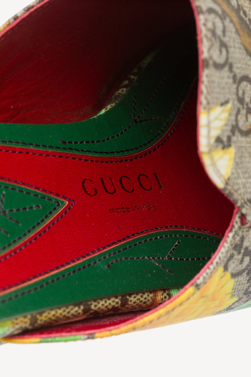 <span style="font-size: 10px; color: rgb(101, 101, 101);letter-spacing: .15em;">BEST DEAL</span><br><strong> GUCCI </strong><br><div style="margin-top:10px; font-size:16px;">GG Supreme Monogram Tian Princetown Slippers Beige Ebony Multicolor 38.5</div><br> - Image 11