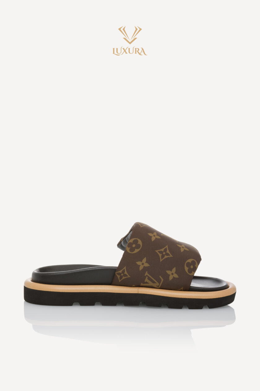 <span style="font-size: 10px; color: rgb(101, 101, 101);letter-spacing: .15em;">NEW COLLECTION</span><br><strong>LOUIS VUITTON </strong><br><div style="margin-top:10px; font-size:16px;">Pool Pillow Flat Comfort Mules 38</div><br> - Image 6