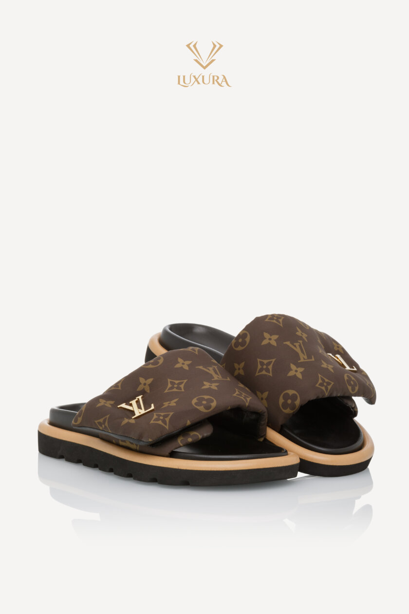 <span style="font-size: 10px; color: rgb(101, 101, 101);letter-spacing: .15em;">NEW COLLECTION</span><br><strong>LOUIS VUITTON </strong><br><div style="margin-top:10px; font-size:16px;">Pool Pillow Flat Comfort Mules 38</div><br> - Image 3