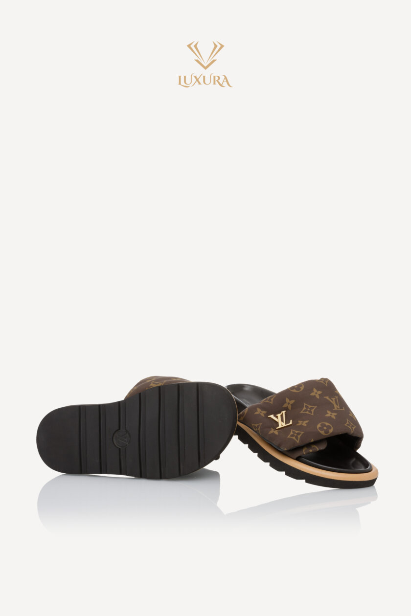 <span style="font-size: 10px; color: rgb(101, 101, 101);letter-spacing: .15em;">NEW COLLECTION</span><br><strong>LOUIS VUITTON </strong><br><div style="margin-top:10px; font-size:16px;">Pool Pillow Flat Comfort Mules 38</div><br> - Image 18