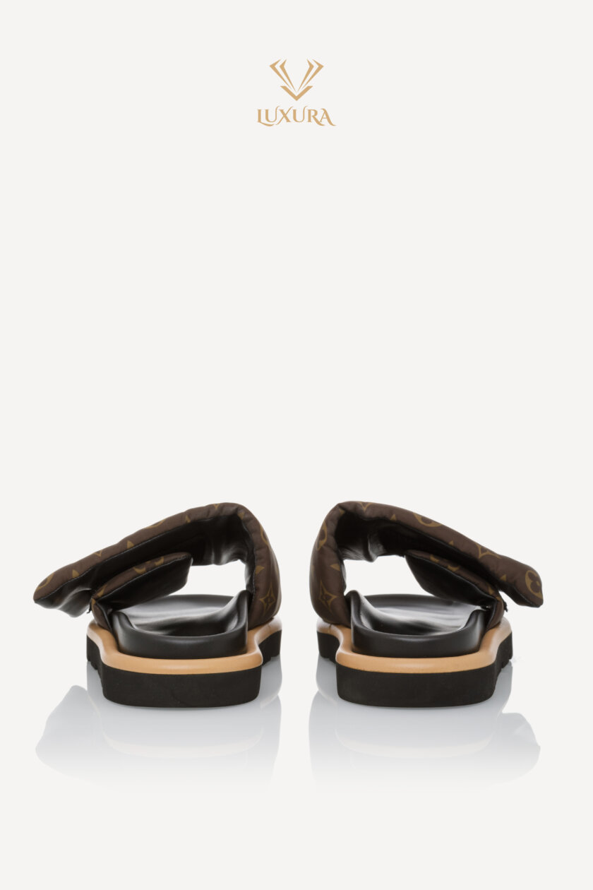 <span style="font-size: 10px; color: rgb(101, 101, 101);letter-spacing: .15em;">NEW COLLECTION</span><br><strong>LOUIS VUITTON </strong><br><div style="margin-top:10px; font-size:16px;">Pool Pillow Flat Comfort Mules 38</div><br> - Image 7