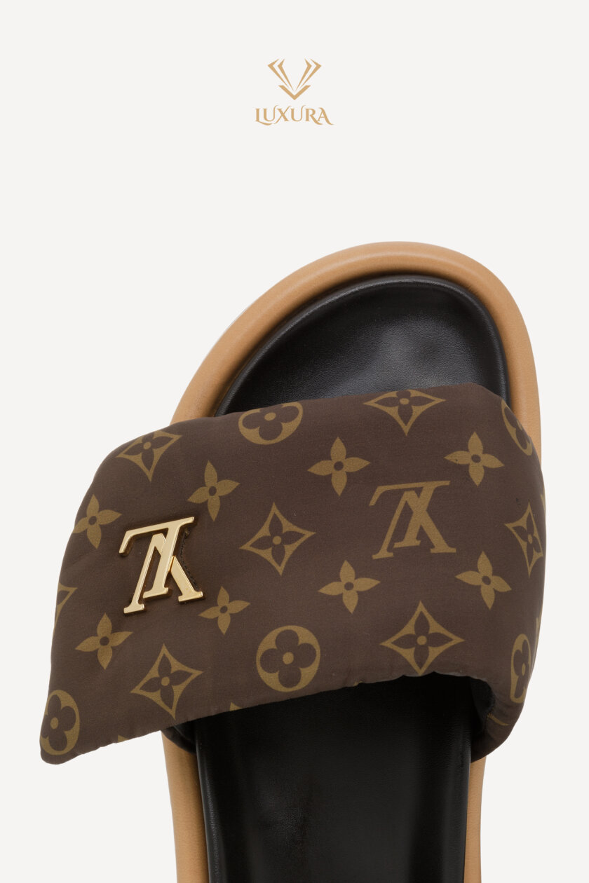 <span style="font-size: 10px; color: rgb(101, 101, 101);letter-spacing: .15em;">NEW COLLECTION</span><br><strong>LOUIS VUITTON </strong><br><div style="margin-top:10px; font-size:16px;">Pool Pillow Flat Comfort Mules 38</div><br> - Image 8