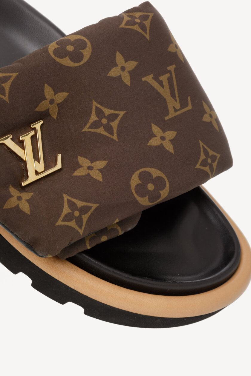 <span style="font-size: 10px; color: rgb(101, 101, 101);letter-spacing: .15em;">NEW COLLECTION</span><br><strong>LOUIS VUITTON </strong><br><div style="margin-top:10px; font-size:16px;">Pool Pillow Flat Comfort Mules 38</div><br> - Image 9