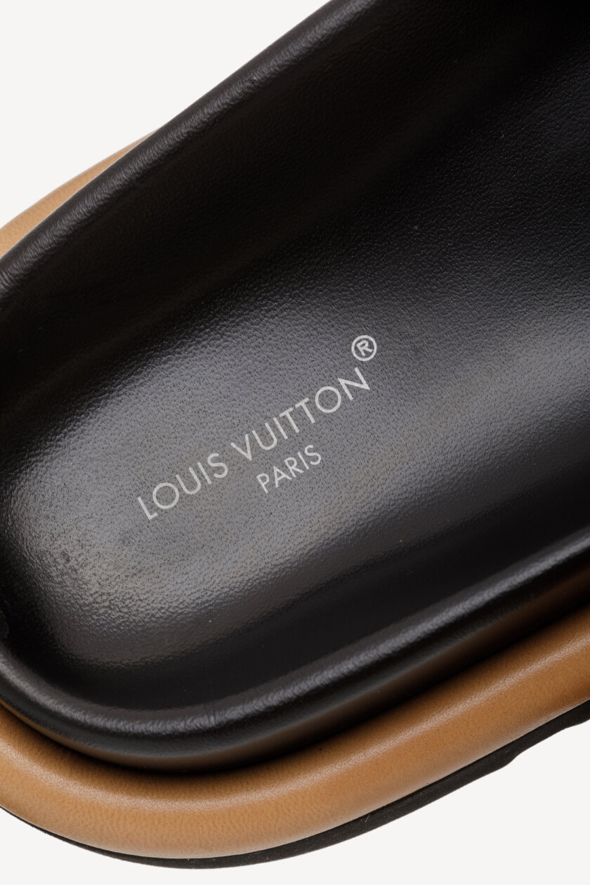 <span style="font-size: 10px; color: rgb(101, 101, 101);letter-spacing: .15em;">NEW COLLECTION</span><br><strong>LOUIS VUITTON </strong><br><div style="margin-top:10px; font-size:16px;">Pool Pillow Flat Comfort Mules 38</div><br> - Image 11