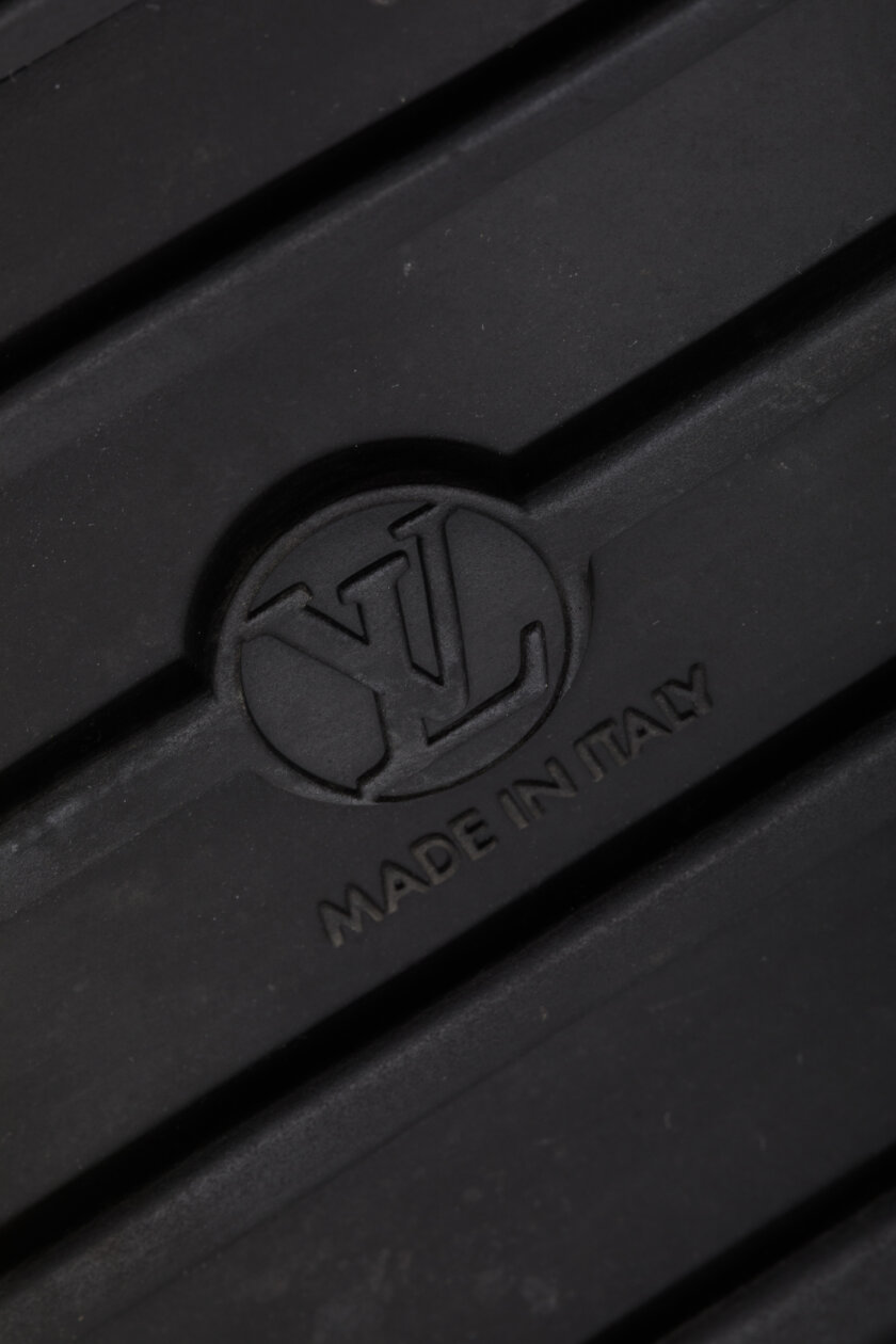 <span style="font-size: 10px; color: rgb(101, 101, 101);letter-spacing: .15em;">NEW COLLECTION</span><br><strong>LOUIS VUITTON </strong><br><div style="margin-top:10px; font-size:16px;">Pool Pillow Flat Comfort Mules 38</div><br> - Image 17