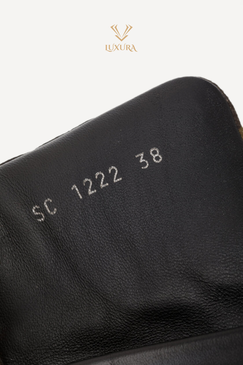 <span style="font-size: 10px; color: rgb(101, 101, 101);letter-spacing: .15em;">NEW COLLECTION</span><br><strong>LOUIS VUITTON </strong><br><div style="margin-top:10px; font-size:16px;">Pool Pillow Flat Comfort Mules 38</div><br> - Image 12