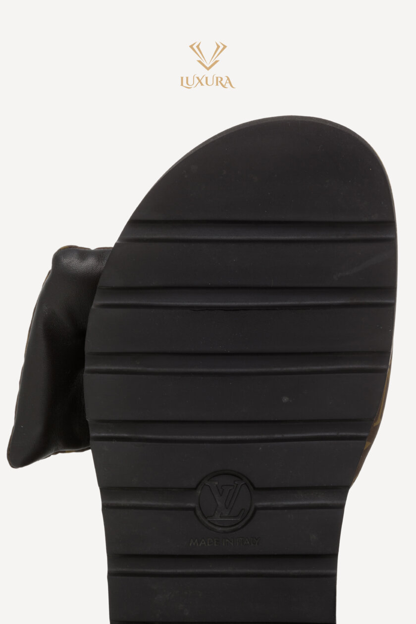 <span style="font-size: 10px; color: rgb(101, 101, 101);letter-spacing: .15em;">NEW COLLECTION</span><br><strong>LOUIS VUITTON </strong><br><div style="margin-top:10px; font-size:16px;">Pool Pillow Flat Comfort Mules 38</div><br> - Image 13
