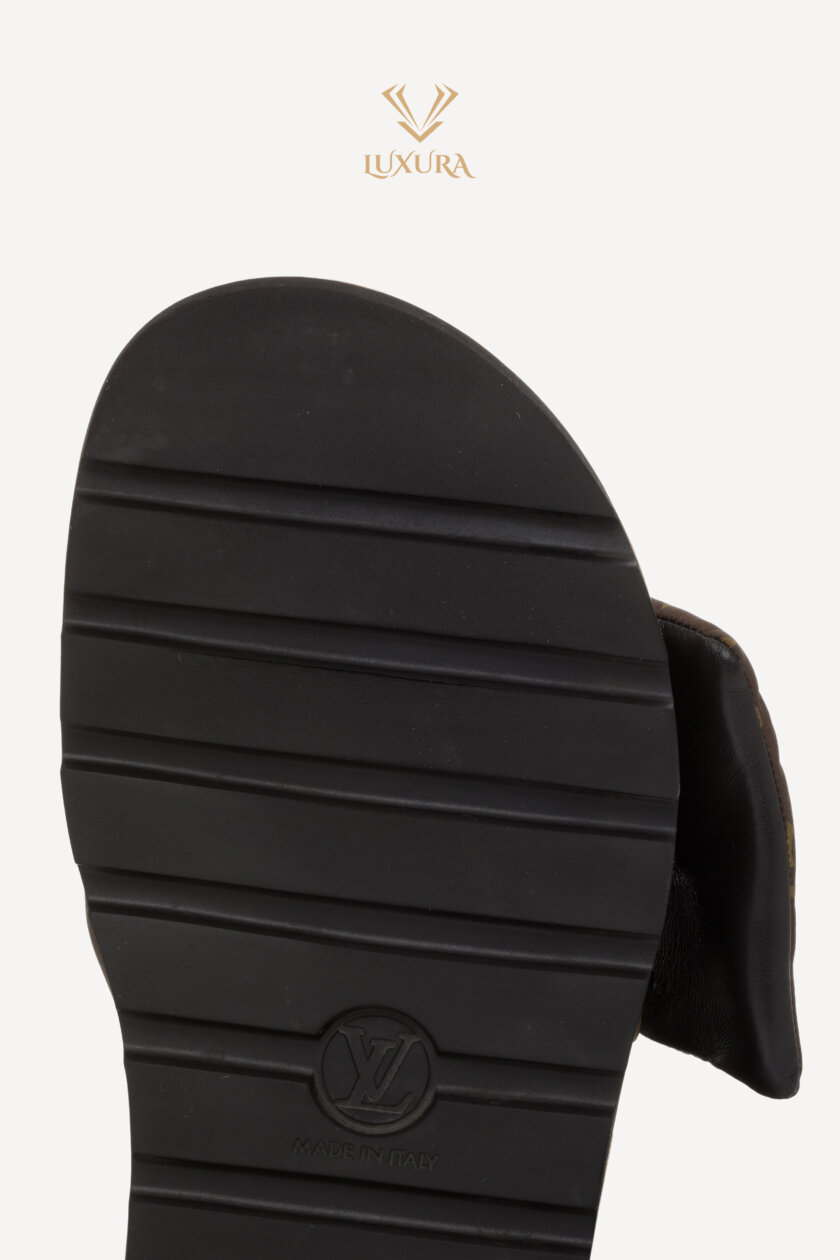 <span style="font-size: 10px; color: rgb(101, 101, 101);letter-spacing: .15em;">NEW COLLECTION</span><br><strong>LOUIS VUITTON </strong><br><div style="margin-top:10px; font-size:16px;">Pool Pillow Flat Comfort Mules 38</div><br> - Image 14