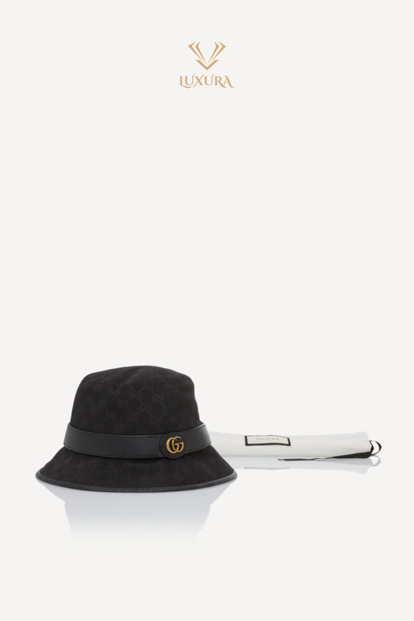 <span style="font-size: 10px; color: rgb(101, 101, 101);letter-spacing: .15em;">HARD TO FIND</span><br><strong> GUCCI </strong><br><div style="margin-top:10px; font-size:16px;">GG Canvas Bucket Hat in Black GG Canvas M 58 cm</div><br> - Image 2