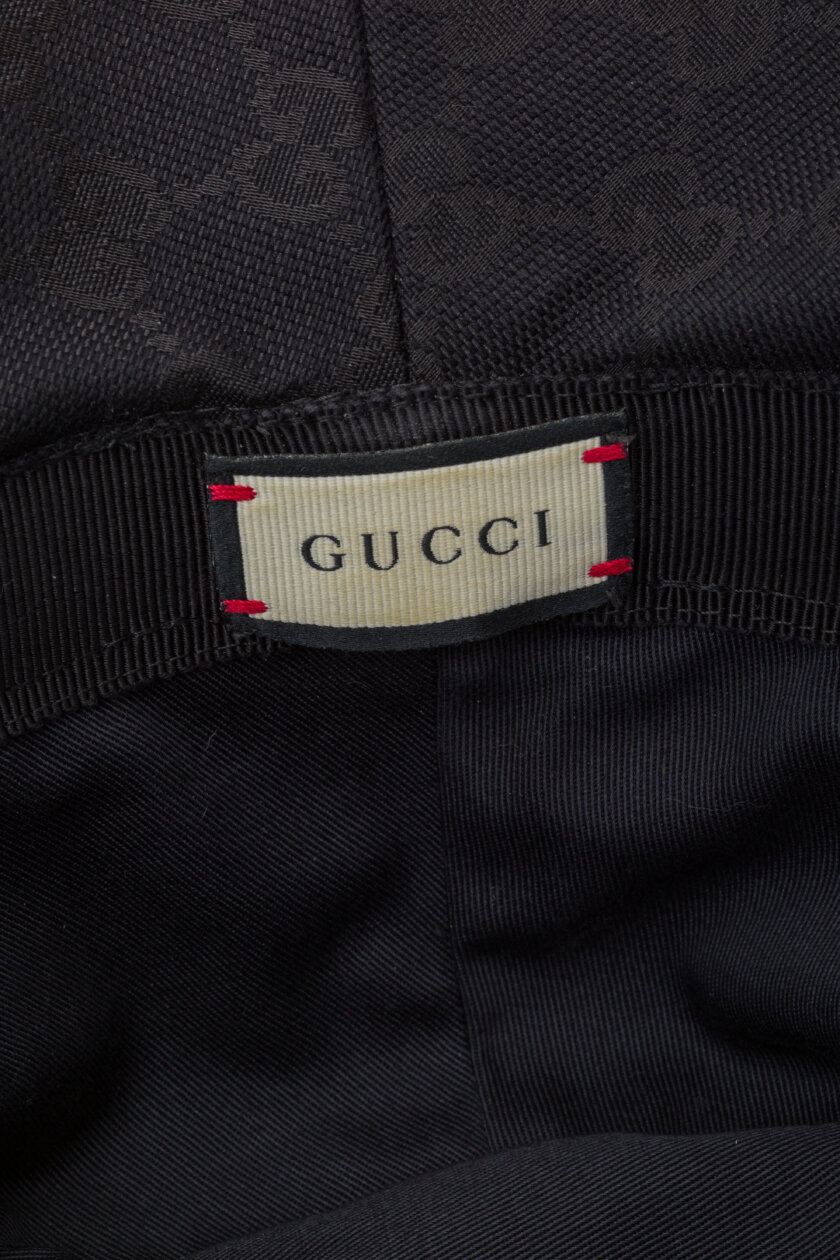 <span style="font-size: 10px; color: rgb(101, 101, 101);letter-spacing: .15em;">HARD TO FIND</span><br><strong> GUCCI </strong><br><div style="margin-top:10px; font-size:16px;">GG Canvas Bucket Hat in Black GG Canvas M 58 cm</div><br> - Image 8