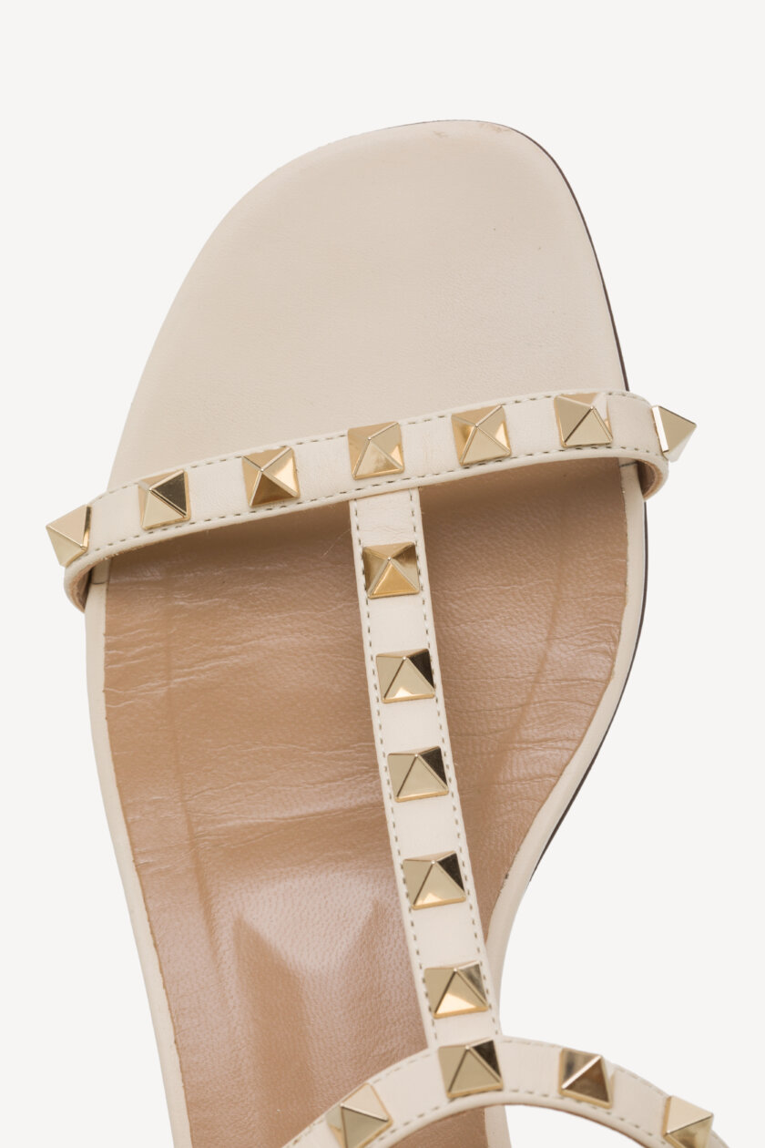 <span style="font-size: 10px; color: rgb(101, 101, 101);letter-spacing: .15em;">BEST DEAL</span><br><strong> VALENTINO </strong><br><div style="margin-top:10px; font-size:16px;">Rockstud Caged Flat Slide Sandals 38</div><br> - Image 6