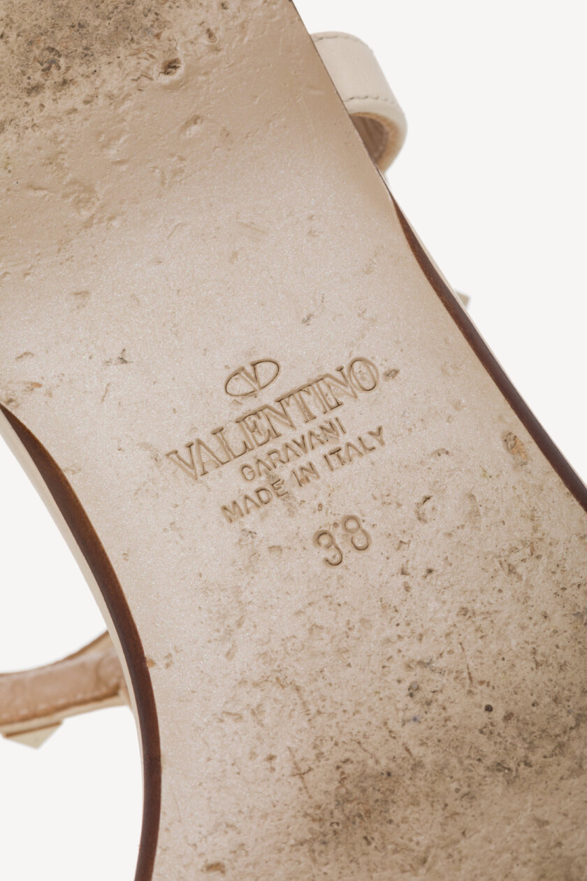 <span style="font-size: 10px; color: rgb(101, 101, 101);letter-spacing: .15em;">BEST DEAL</span><br><strong> VALENTINO </strong><br><div style="margin-top:10px; font-size:16px;">Rockstud Caged Flat Slide Sandals 38</div><br> - Image 13