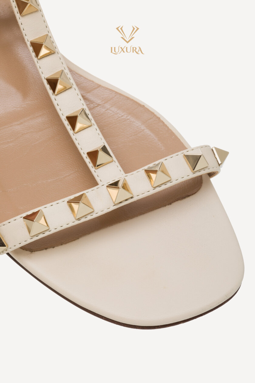 <span style="font-size: 10px; color: rgb(101, 101, 101);letter-spacing: .15em;">BEST DEAL</span><br><strong> VALENTINO </strong><br><div style="margin-top:10px; font-size:16px;">Rockstud Caged Flat Slide Sandals 38</div><br> - Image 7