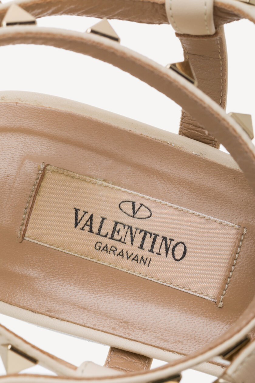 <span style="font-size: 10px; color: rgb(101, 101, 101);letter-spacing: .15em;">BEST DEAL</span><br><strong> VALENTINO </strong><br><div style="margin-top:10px; font-size:16px;">Rockstud Caged Flat Slide Sandals 38</div><br> - Image 12