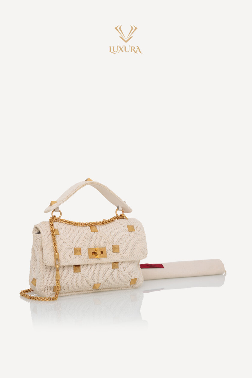 <span style="font-size: 10px; color: rgb(101, 101, 101);letter-spacing: .15em;">BEST DEAL</span><br><strong> VALENTINO </strong><br><div style="margin-top:10px; font-size:16px;">Knit Large Roman Stud Shoulder Bag Ecru </div><br> - Image 2