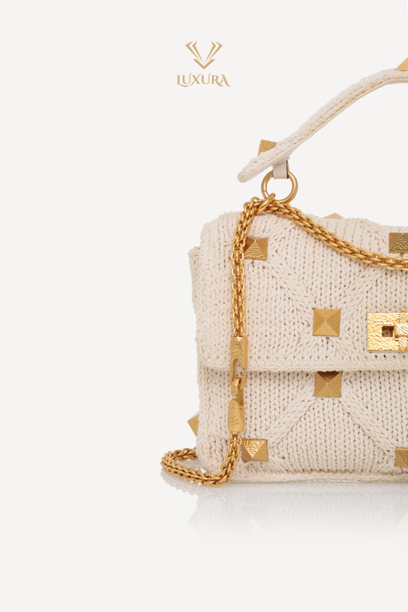 <span style="font-size: 10px; color: rgb(101, 101, 101);letter-spacing: .15em;">BEST DEAL</span><br><strong> VALENTINO </strong><br><div style="margin-top:10px; font-size:16px;">Knit Large Roman Stud Shoulder Bag Ecru </div><br> - Image 10